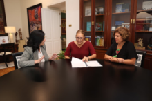 Fotografía La presidenta del Parlamento recibe el Informe El Estado de la Pobreza en Canarias 2025