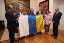 Fotografía El Parlamento de Canarias entrega la bandera autonómica al Casino de La Laguna 