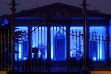 Fotografía El Parlamento se ilumina de azul con motivo del Día Mundial de la Diabetes 