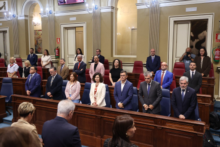 Fotografía El hemiciclo guarda un minuto de silencio por el asesinato de un niño de 10 años en Arona 