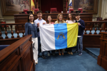 Fotografía La presidenta del Parlamento entrega la bandera canaria que acompañará a los estudiantes seleccionados para la Ruta Quetzal 2026 