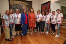 Fotografía La presidenta del Parlamento recibe a las deportistas de la Asociación de Cáncer de Mama de Tenerife tras su histórico éxito internacional 