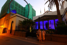 Fotografía El Parlamento de Canarias ilumina de azul su fachada por el Día Mundial para la Prevención de los Ahogamientos