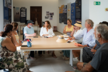 Fotografía Astrid Pérez aborda con los colectivos de La Graciosa los retos de la triple insularidad