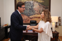 Fotografía Astrid Pérez recibe del presidente del TSJC la Memoria anual de la Justicia en Canarias