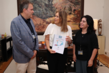 Fotografía Astrid Pérez recibe el informe sobre la pobreza y la exclusión social en Canarias