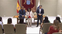 Recepción al equipo ganador de debates escolares del CEP Lanzarote posterior visita a la sede del Parlamento de Canarias