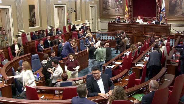 Pleno del Parlamento en Salón de Plenos