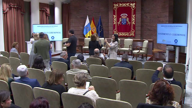 Mesa redonda bajo el título "Vestimenta y ceremonial. La imagen como lenguaje de protocolo institucional y social", organizada por la Asociación Española de Protocolo en Canarias el 06/may/2026